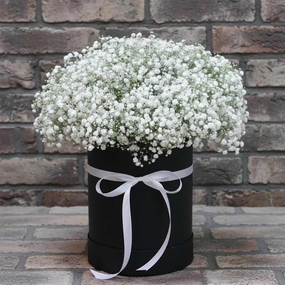 Цветочная композиция из Гипсофила в шляпной коробке в Войновой-Горе