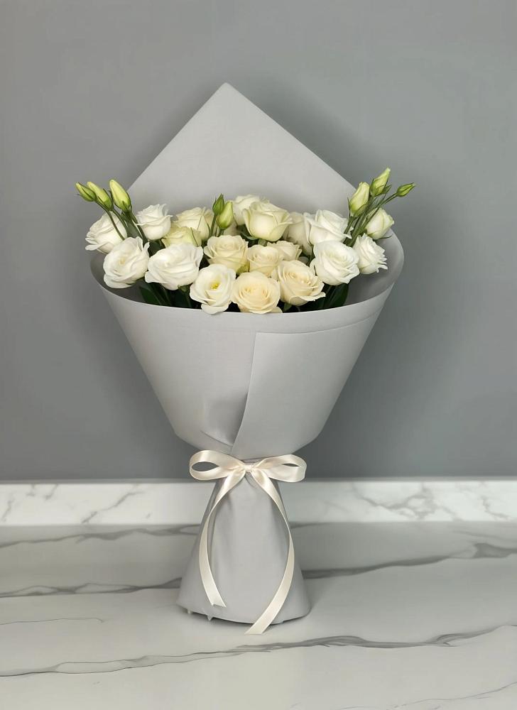 Букет цветов из: Розы и Лизиантусы в Войновой-Горе