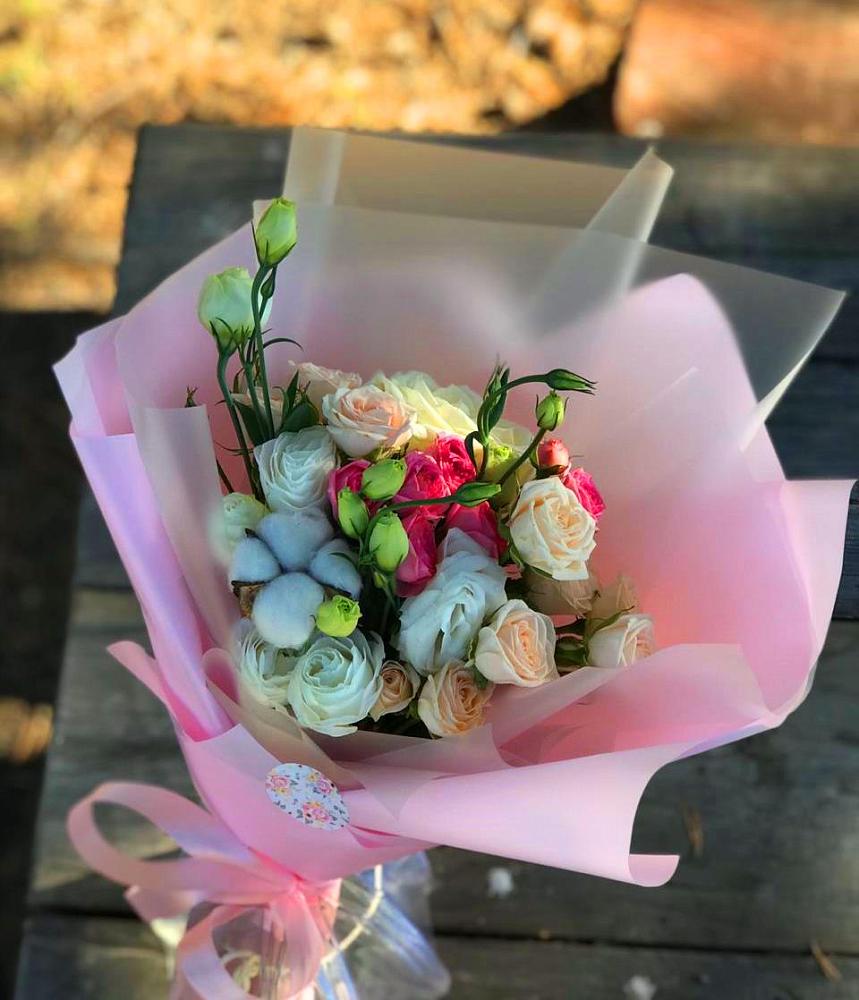 Букет цветов из: Розы и Лизиантусы в Войновой-Горе