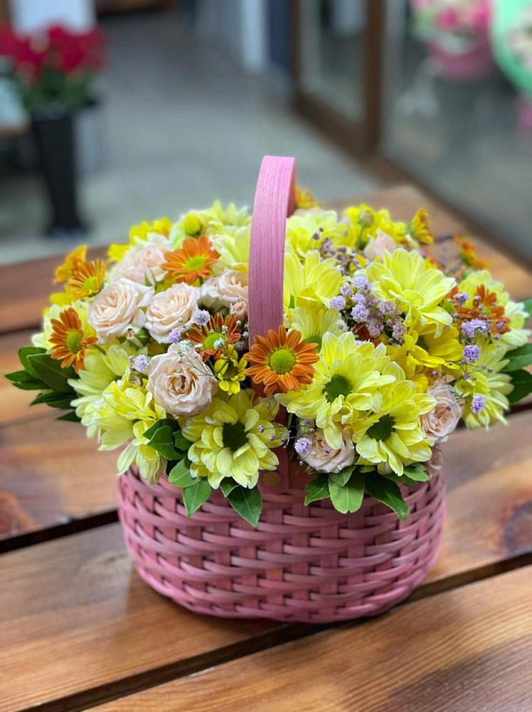 Цветочная композиция из Хризантемы и Розы в корзине в Войновой-Горе