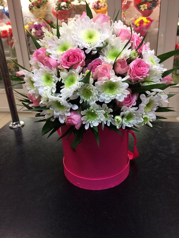 Цветочная композиция из Розы и Хризантемы в шляпной коробке в Войновой-Горе